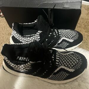 Adidas Primeknit Black and White Sneakers bigkids shoes, fits 7.5 & 8 womens.